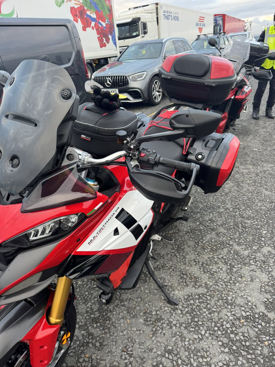shaunhinds's tweet photo. The grand tour begins.. Ireland incoming! https://t.co/FRsxnXsg4Y
