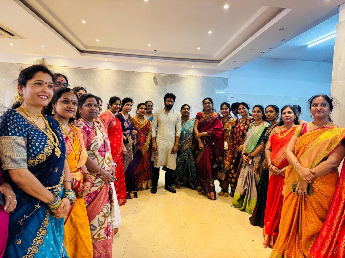 JSPTelangana's tweet photo. జనసేన ఆధ్వర్యంలో, తెలంగాణ రాష్ట్ర వీర మహిళలు హైదరాబాద్‌లోని ప్రసిద్ధ బల్కంపేట శ్రీ ఎల్లమ్మ అమ్మవారి దేవాలయంలో "జనసేన బోనాల జాతర” అమ్మవారికి బోనం సమర్పించే కార్యక్రమం ప్రారంభమైంది.

#Bonalu #JanaSenaTelangana https://t.co/2OLthd5FHv