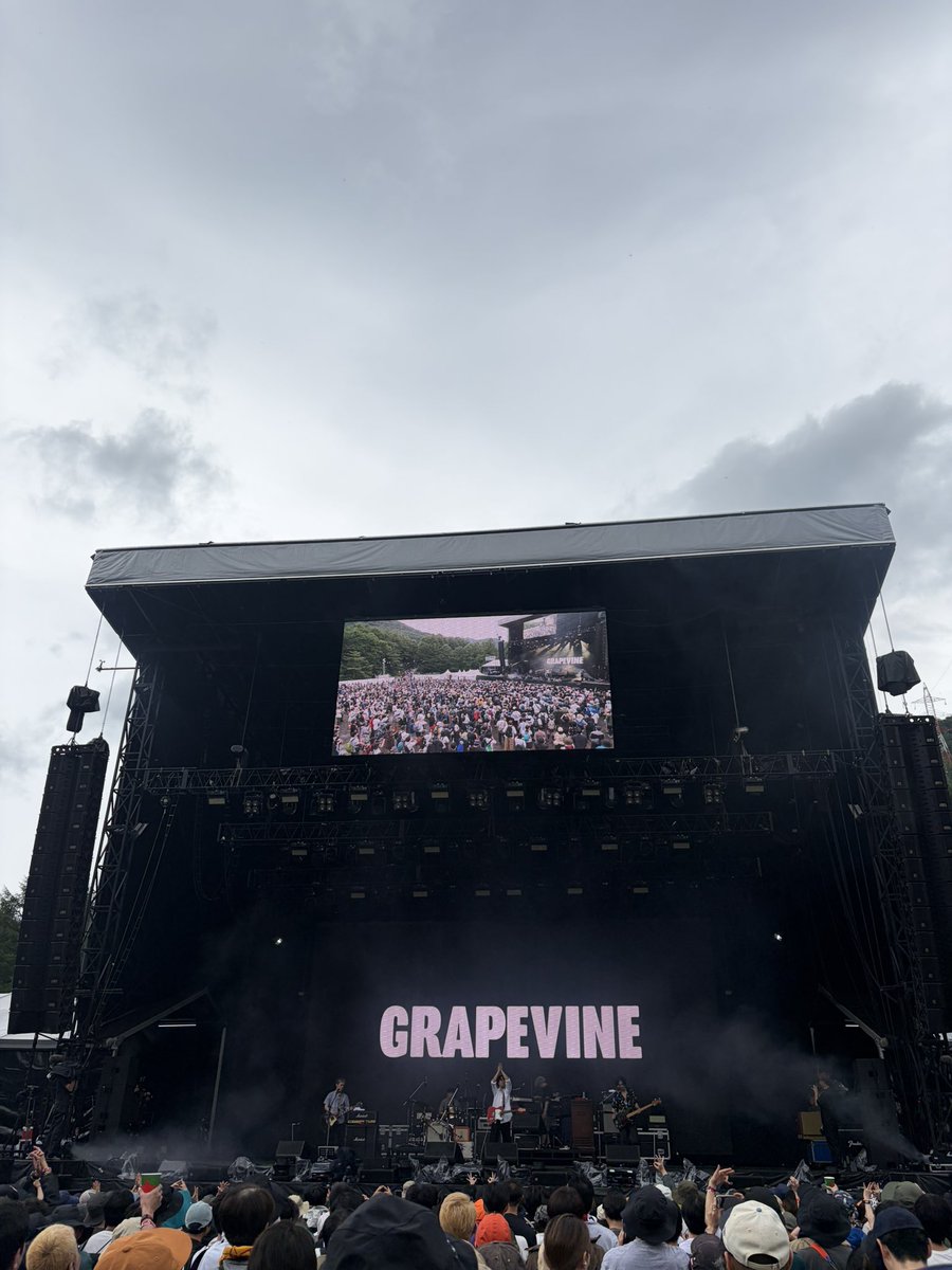 ilikeneco369's tweet photo. お名前は存じ上げていたが初めましてのGRAPEVINE！！！
ヤバかった…カッコ良すぎて知らん間に踊り狂ってた。
まじやべーーー！！！！
ビールは水分ではないとのこと。水分補給しますってビール飲んでたけど。
兎にも角にもカッコ良かった！！！
#フジロック https://t.co/InCfAq43ls
