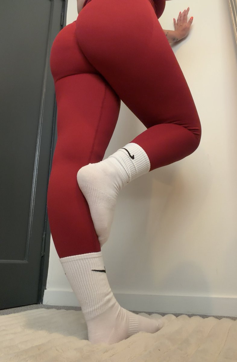 rosiegoddessxx's tweet photo. My gym leggings have a better financial future than most of you 😵‍💫 https://t.co/KifOcFSals