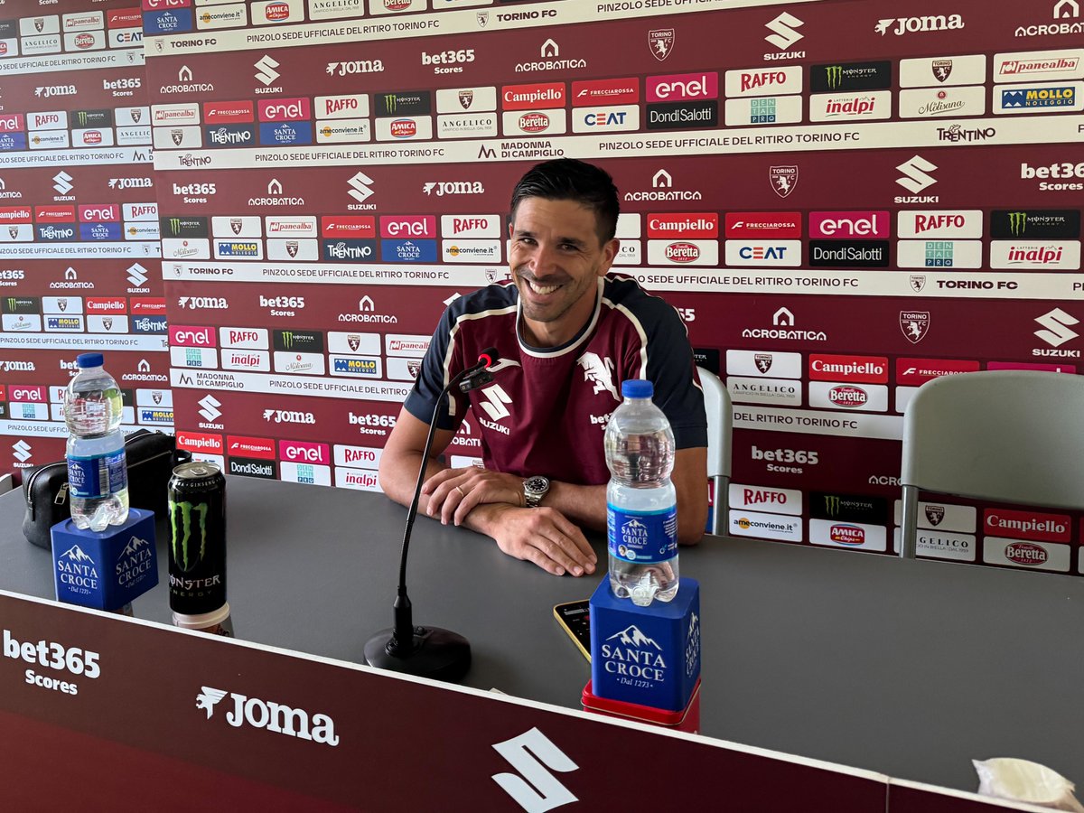 ToroGoal's tweet photo. 📢 Le parole di Giovanni #Simeone in conferenza stampa in chiusura al ritiro del @TorinoFC_1906 a Pinzolo.

Un bilancio di questo ritiro con un nuovo allenatore? Com’è andata? Sei tra i più esperti: tiri un po’ le somme?
Simeone: “Molto positivo, c’è un’energia nuova ed è una delle cose più importanti per questo gruppo. Serviva gente nuova, con spirito di voler vincere e creare un nuovo gruppo, un nuovo Torino. Abbiamo fatto 14 giorni tutti molto positivi, abbiamo lavorato con idee nuove, stiamo cercando di creare una nuova identità per un nuovo Torino. Sono giorni complessi perché ci sono concetti nuovi, ma stiamo lavorando per creare una nuova identità”.

Come ti immagini la nuova stagione? Il secondo anno spesso è il migliore per tutti.
Simeone: “Ogni anno c’è sempre una difficoltà nuova, non cambia se è il primo, il secondo o il terzo. Ora siamo tutti uguali con un nuovo mister. Non penso al futuro perché non so cosa potrà accadere ma so che si sta creando qualcosa di bello. Mi auguro il meglio per questa squadra, c’è una bella energia”.

Quest’estate ti voleva il River Plate, perché hai scelto di restare alla fine?
Simeone: “Lo sanno tutti perché è una cosa che sento: per me tornare in Argentina è una cosa che mi piacerebbe tantissimo. Arriverà il momento, ma adesso non lo è. Devo stare qua e aiutare il Toro a creare un nuovo gruppo, devo concentrarmi sul mio presente. C’è stato il mercato in mezzo, ma oggi sono solo concentrato su ciò che sta succedendo ora: il nuovo gruppo, il nuovo allenatore. Il mio presente è qua a Torino”.

Cosa cambia per te col nuovo sistema di Abate?
Simeone: “Mi sta piacendo molto giocare con lui, ha delle idee per rendermi molto partecipativo, soprattutto con chi è in mezzo al campo. Aiuta a creare uno stile di gioco che sia dal basso. Ci sono tante cose da migliorare sicuramente, ma idee e principi sono molto importanti e buoni. Quando c’è un’idea la cosa più importante è che la squadra possa assimilarla il prima possibile. In questa partita (col Cittadella, ndr) non conta il risultato, capita che le gambe siano pesanti in questi periodi. L’importante è applicare le idee del mister e per me siamo sulla strada giusta”.

Chi ti ha stupito di più dei giovani?
Simeone: “Mi ha colpito tanto Andrea Luongo… Ma penso a tutti! Non so solo io di calcio, lo sapete anche voi! Non è una notizia. Ha davvero una bella intensità, è un ragazzo umile, silenzioso. Lavora tanto, dopo mezzo allenamento aveva già capito le cose, i giocatori forti sono così: capiscono e si mettono a disposizione. Deve continuare su questa strada perché è giovane, deve avere voglia di continuare a sbagliare e fare, fare, fare. Lui ha qualcosa di diverso”.

Com’è stato approcciarsi con Biglia e Raimondi, argentini come te? Ti senti a casa?
Simeone: “Lucas lo conosco da tantissimo, ho fatto da sparring nel Mondiale 2014 e l’avevo conosciuto lì. È una bella persona. Gabriel non lo conoscevo, è molto bravo e aiuta tantissimo i difensori. Sono due persone che capiscono il calcio, c’è bisogno di gente così. Sono molto contento che due persone che respirano il calcio e questa passione siano in questo gruppo“.

Settimana scorsa ci si preparava alla finale del Mondiale: hai sentito tuo fratello? Come l’hai vissuta?
Simeone: “I prepartita di queste gare sono i più belli. Me la sono goduta ma ero anche agitato per mio fratello. L’ho vista da solo come tutte le partite… Non volevo né Lucas né Gabriel, dovevo essere concentrato… Era difficile godersi il momento perché pensavo a mio fratello. È un orgoglio che sia riuscito a fare quello che sta facendo, avrei voluto aiutarlo ma sono veramente orgoglioso e felicissimo per lui”.

C’è qualche traccia di allenatori che hai già avuto in Abate? Somiglia a Conte?
Simeone: “È molto intenso, un po’ come Conte, in tutti gli allenamenti e in tutti i dettagli. Fa sentire la pressione di voler migliorare. Ma mi ricorda anche un po’ Pioli sulle uscite e sul lavoro che facciamo in campo. Non mi viene un nome in particolare perché Abate ha la sua idea e la sua forma di essere. Ha la sua impronta e la sta facendo vedere in questi allenamenti. Sull’intensità e sull’essere maniaco c’è un po’ di Conte, è il suo stile, bisogna sempre essere un po’ pazzi nel senso buono a questi livelli. È giovane e ha tanta energia, la trasmette anche a noi. Dobbiamo continuare a seguire la sua strada”.

Tu avevi voglia di tornare in Argentina, qual è stata la parola chiave per convincerti a restare?
Simeone: “Non è stata una parola in più o in meno… Ci siamo parlati col Presidente ed è stato molto chiaro. Non c’è stato niente di che, ho parlato col Presidente e niente di più”.

Cosa pensi della seconda maglia del Toro? Ti ricorda il River?
Simeone: ��Il Toro aveva già avuto magliette così, mi sembra una gran bella cosa. Sono legati da tanti anni e sono molto contento che il River sia la squadra che ha aiutato il Torino tanti anni fa con quell’amichevole tanto famosa”.

Siete tanti in attacco, come sta andando? Come vedi Oristanio?
Simeone: “Non so se siamo tanti, credo che comunque stiamo cercando di migliorare sul gioco dal basso. Il reparto offensivo è forte ma dobbiamo dimostrarlo tutti i giorni, non sono i nomi a fare i gol. Ci sono tanti giocatori. Sandro Kulenović ha fatto un grandissimo inizio di ritiro, tutti hanno voglia e spirito. Avere giocatori così è tanto, bisogna dimostrare tutto sul campo”.

Quest’anno tornerà allo stadio la Curva Maratona, vi era mancata la spinta della Curva?
Simeone: “Io rimango con la memoria dell’ultima partita contro la Juventus, mi ero emozionato tantissimo. Quando prima di venire qui giocavo contro il Torino e vedevo lo stadio pieno, era molto difficile! C’era un tifo forte. Aver sentito quella forza in quella partita ci ha fatto capire che avremmo potuto vincere. Ci danno una spinta in più. Per me è stata una bellissima atmosfera e spero di vederla il più possibile, ci aiuta tantissimo, i tifosi non sanno quanto…”.

L’anno scorso facevi tante corse all’indietro, stavolta sarai più a ridosso dell’area di rigore? È più stimolante?
Simeone: “Sono sempre stato abituato a giocare davanti, ma mi sono trovato bene anche con D’Aversa. Nei primi allenamenti anche Abate mi ha provato come trequartista. Io mi diverto in tutte le posizioni, poi mi piace giocare come attaccante perché sono più abituato. Magari da punta devo correre un po' meno ma fidati che anche con Abate bisogna rincorrere i difensori!”.

#Torino