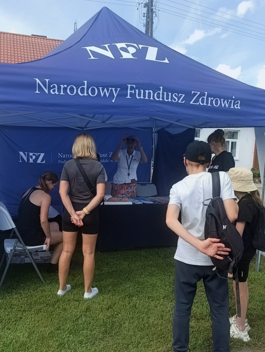 NFZ_Bialystok's tweet photo. Strefa #Zdrowie #PodlaskiNFZ na biegu Stefana Czarnieckiego w #Tykocin 🏃♂️🏃♀️👟.
Forma biegaczy na medal 🏅 tak samo jak wiedza o #profilaktyka 💪!
Aktywność fizyczna + dobra dieta+ badania profilaktyczne = zdrowie ❗
#MojeZdrowie #DietyNFZ #mammografia #testHPVHR #kolonoskopia https://t.co/waGdttPzrM