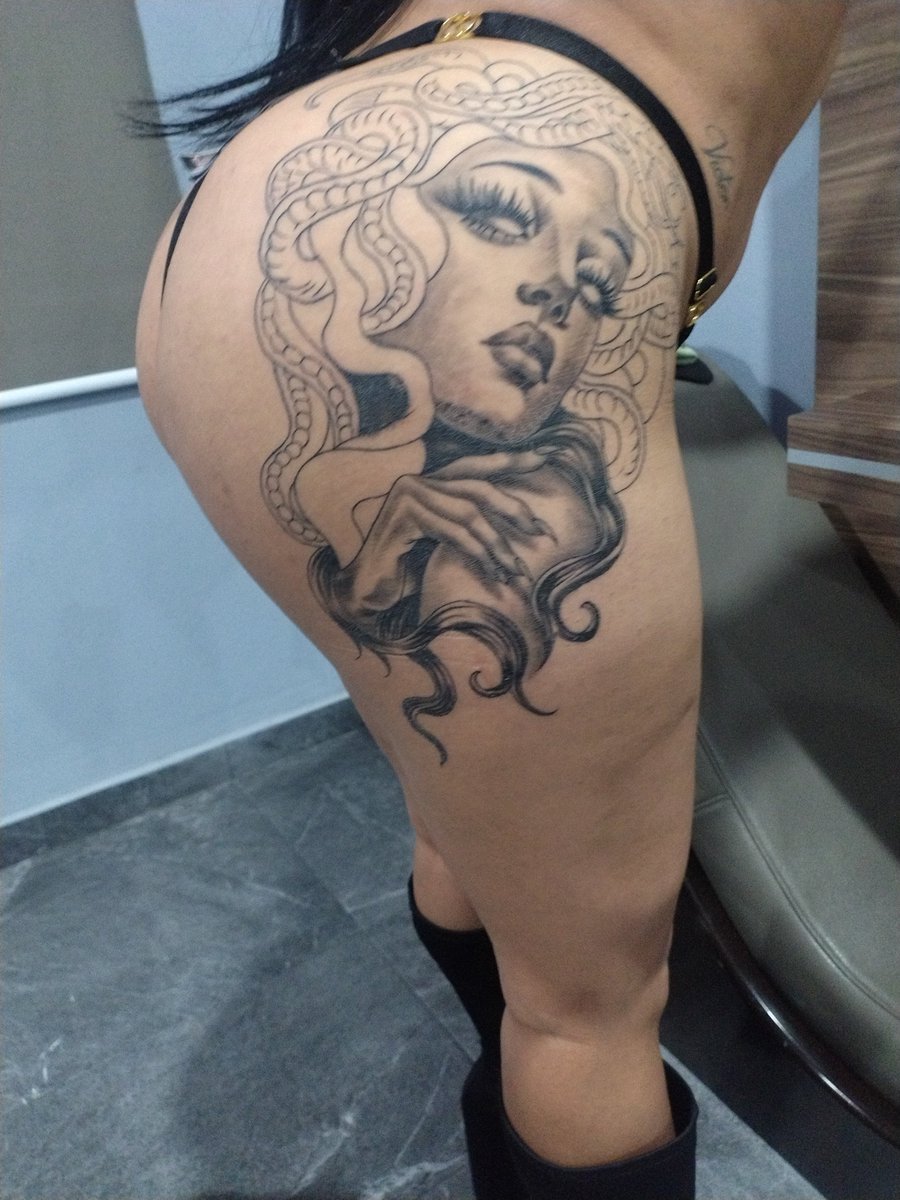 RSnC137's tweet photo. Lo que me voy a comer, nma ese tatuaje con ese perro me mato 😍 https://t.co/tMSrhiRKdC