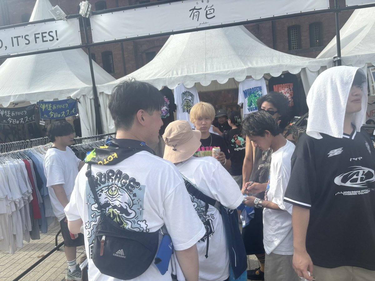 yushoku_'s tweet photo. kurageのメンバーとMay Forthのうっちゃんありがとございます！
15:30から16:30までたってくれてます！
kurageコラボ黒完売と白もディスプレイ用の一個だけです https://t.co/j1FF5yYCnh