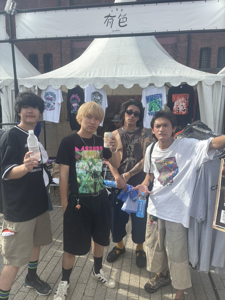 yushoku_'s tweet photo. kurageのメンバーとMay Forthのうっちゃんありがとございます！
15:30から16:30までたってくれてます！
kurageコラボ黒完売と白もディスプレイ用の一個だけです https://t.co/j1FF5yYCnh