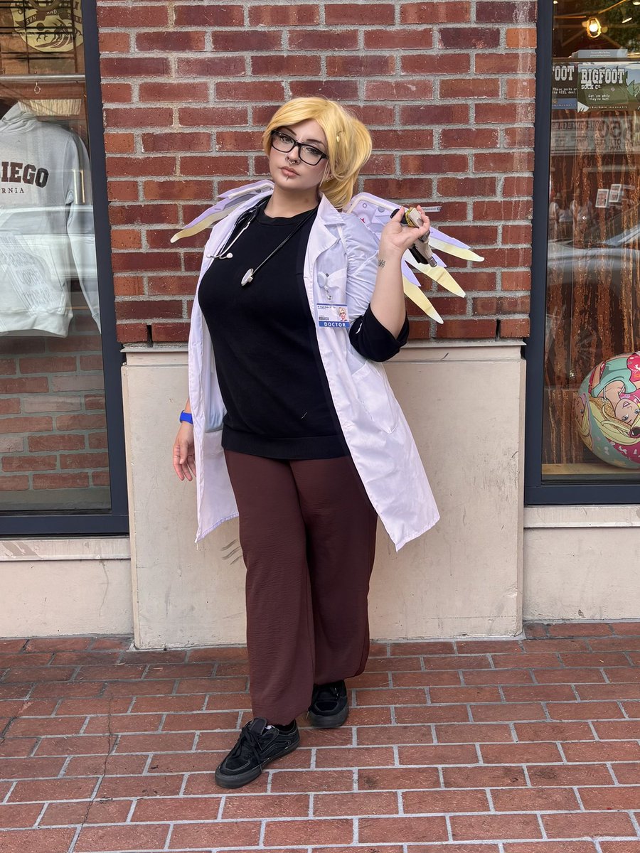 myballache's tweet photo. Mercy day vs night 
#overwatch https://t.co/Xhj53CqS9o