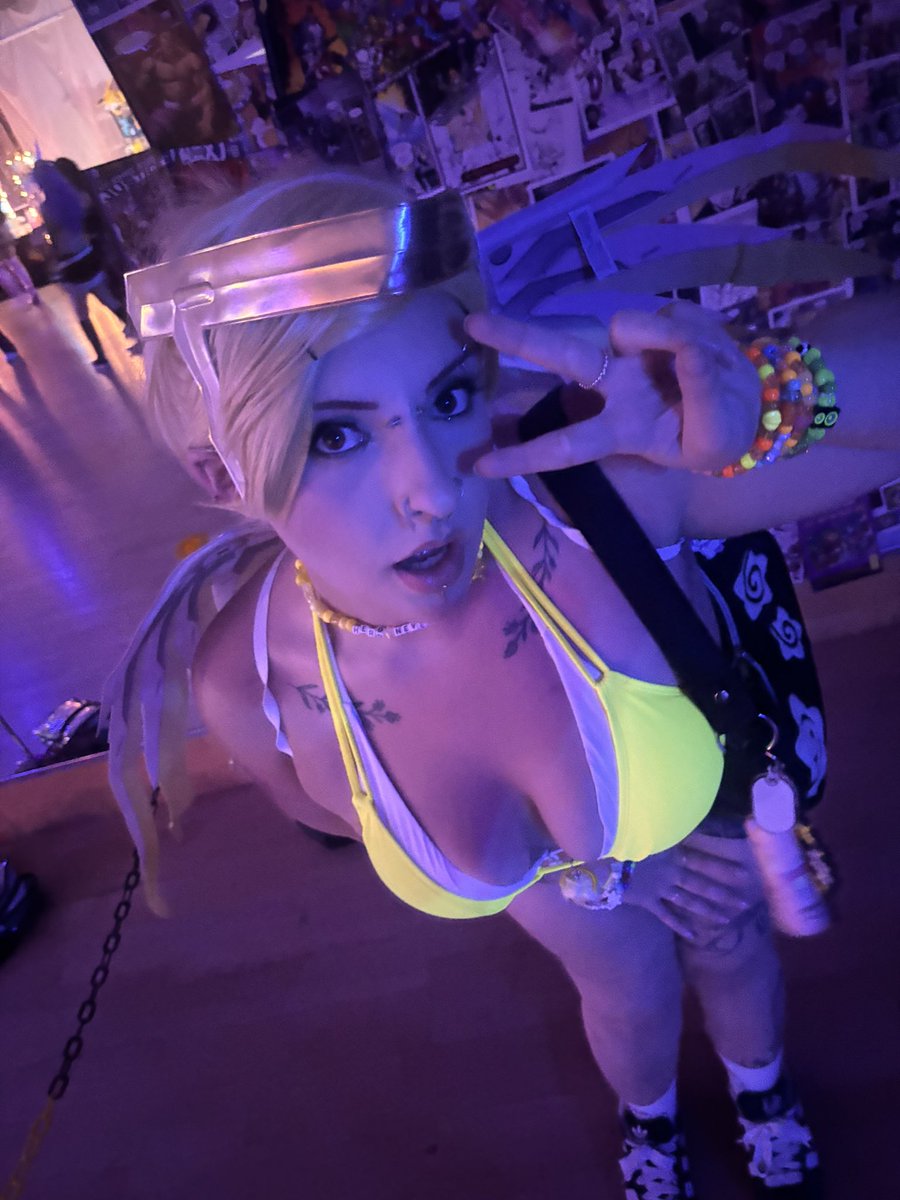 myballache's tweet photo. Mercy day vs night 
#overwatch https://t.co/Xhj53CqS9o