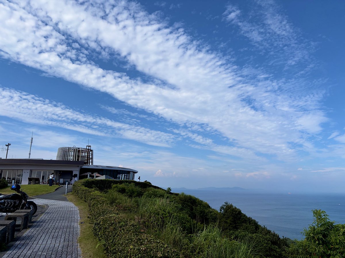 nuu2500's tweet photo. 今日の最終目標地点、伊勢志摩パールロード完了。
ここは海沿いの景色がいいはもちろん結構クネクネしてて走ってても面白かった
最後にアイス食べながらゆっくりできました。
#峠ステッカー
#ロードスター https://t.co/50CrOlYXLf