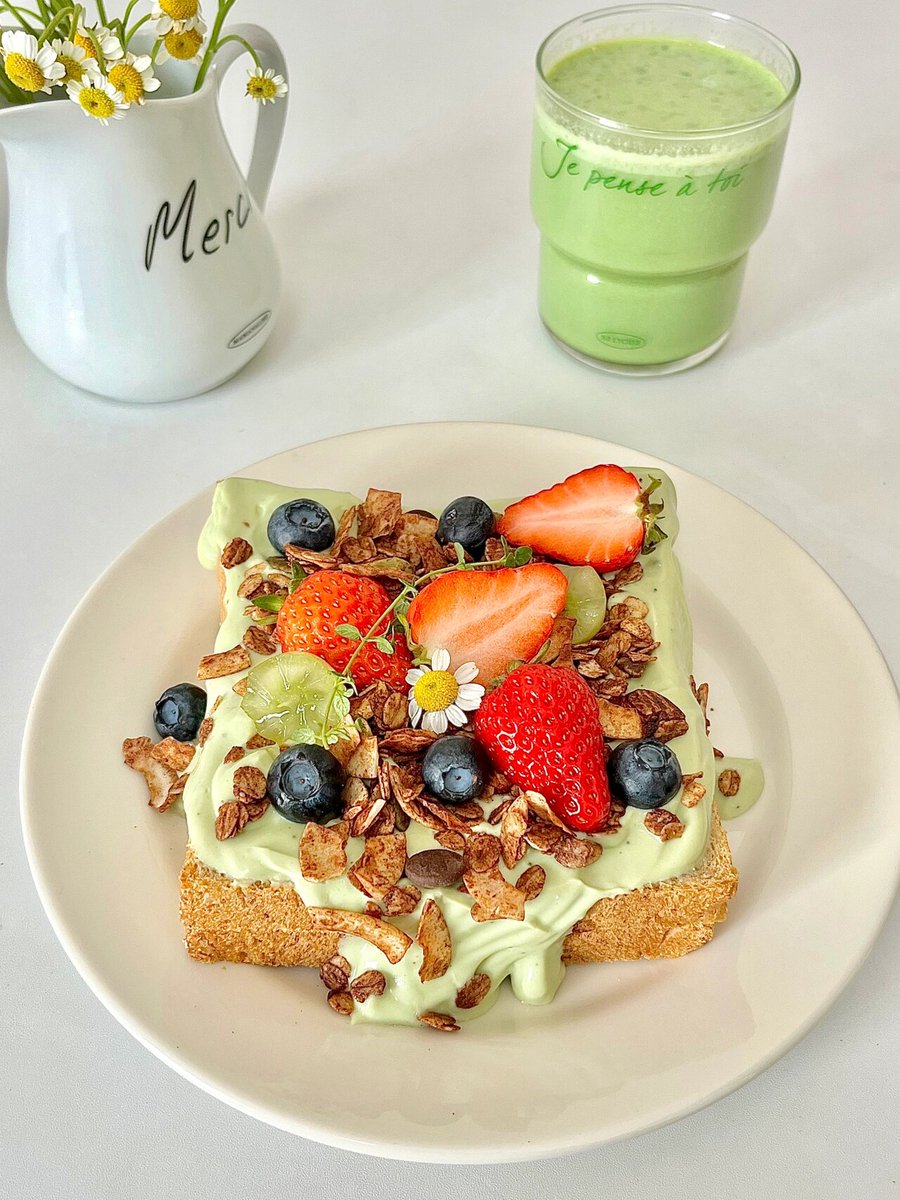 CoraRaynel's tweet photo. Simple weekday win: cozy avocado toast with a sprinkle of chili flakes and a side of iced matcha. Quick, tasty, and keeps me going!， https://t.co/PMIkfnWsXS