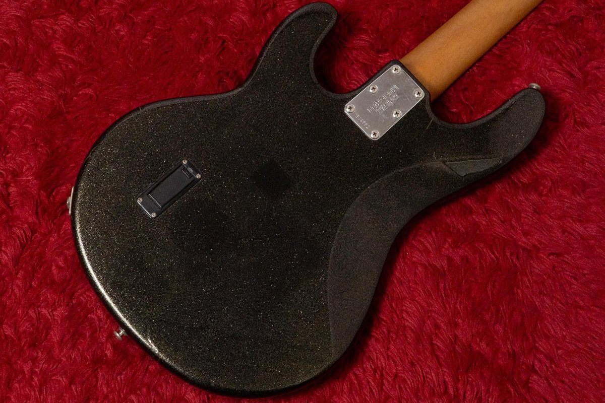 kaitorigeek's tweet photo. Ernie Ball Music Man / StingRay 3EQ H 買取いたしました！

1999年製StingRay 3EQ H。ボディAlder、指板Rosewoodにブリッジ側ハムバッキングを搭載し、ネック PUにはSEYMOUR DUNCAN SJB-3bを増設。力強くパンチの効いたサウンドが魅力です。

↓LINEから簡単見積もり

https://t.co/8n3aOIOXLp https://t.co/RTG3L5jIrr
