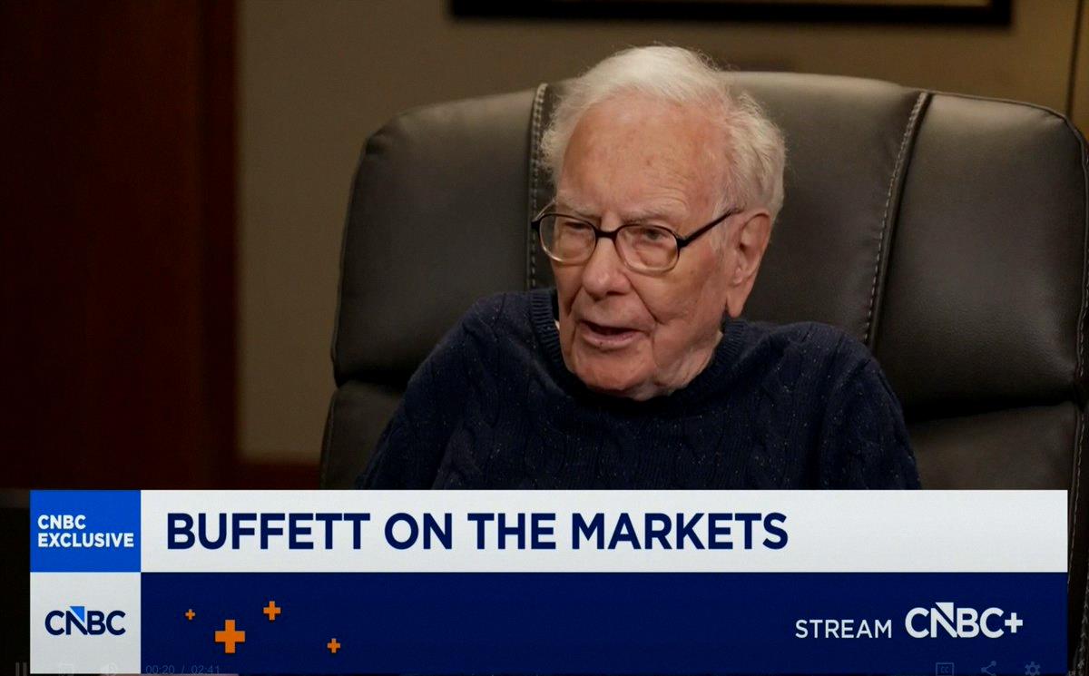 brummy28's tweet photo. 🚨 BREAKING:

THE BEST INVESTOR IN HISTORY, WARREN BUFFETT, SAID:

"IT'S TOUGH TO FIND VALUE WHEN EVERYBODY PREFERS GAMBLING."

HE HAS ALSO CONTINUED SELLING RISK ASSETS AND NOW HOLDS OVER $397 BILLION IN CASH

HE DEFINITELY KNOWS SOMETHING... https://t.co/kfOtEh5WP5