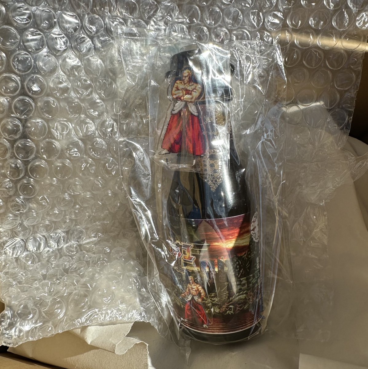 anryuu2012's tweet photo. SNKのストアから
ゲーム機が入ってそうな
箱が届く・・😳
いやテープまでネオジオとか入った気合いの入りよう・・一体何が入ってるんだ！？

まあ、醤油なんですけどね🙄
つーわけで
ギースの醤油 到着！ https://t.co/UyxPEz1d6H