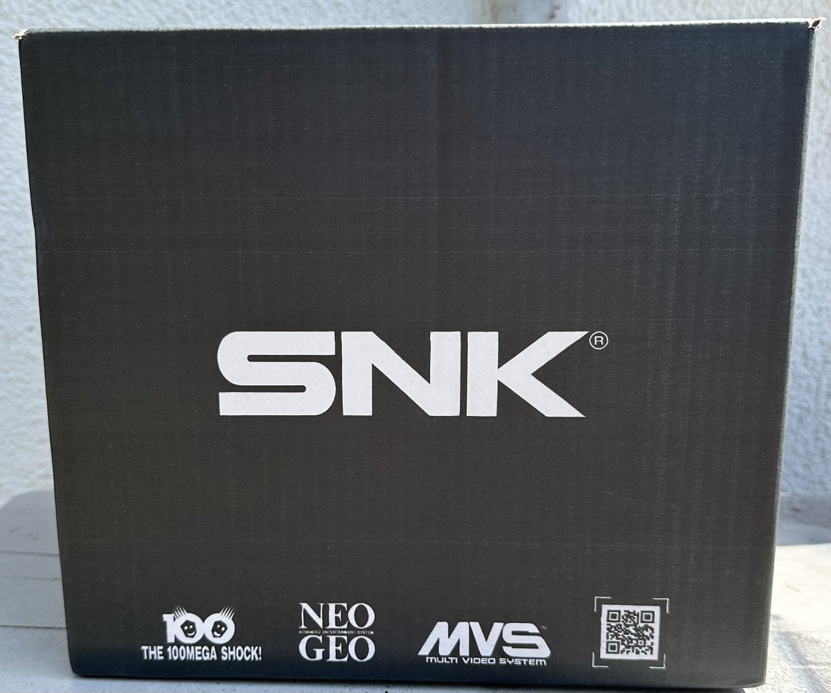 anryuu2012's tweet photo. SNKのストアから
ゲーム機が入ってそうな
箱が届く・・😳
いやテープまでネオジオとか入った気合いの入りよう・・一体何が入ってるんだ！？

まあ、醤油なんですけどね🙄
つーわけで
ギースの醤油 到着！ https://t.co/UyxPEz1d6H