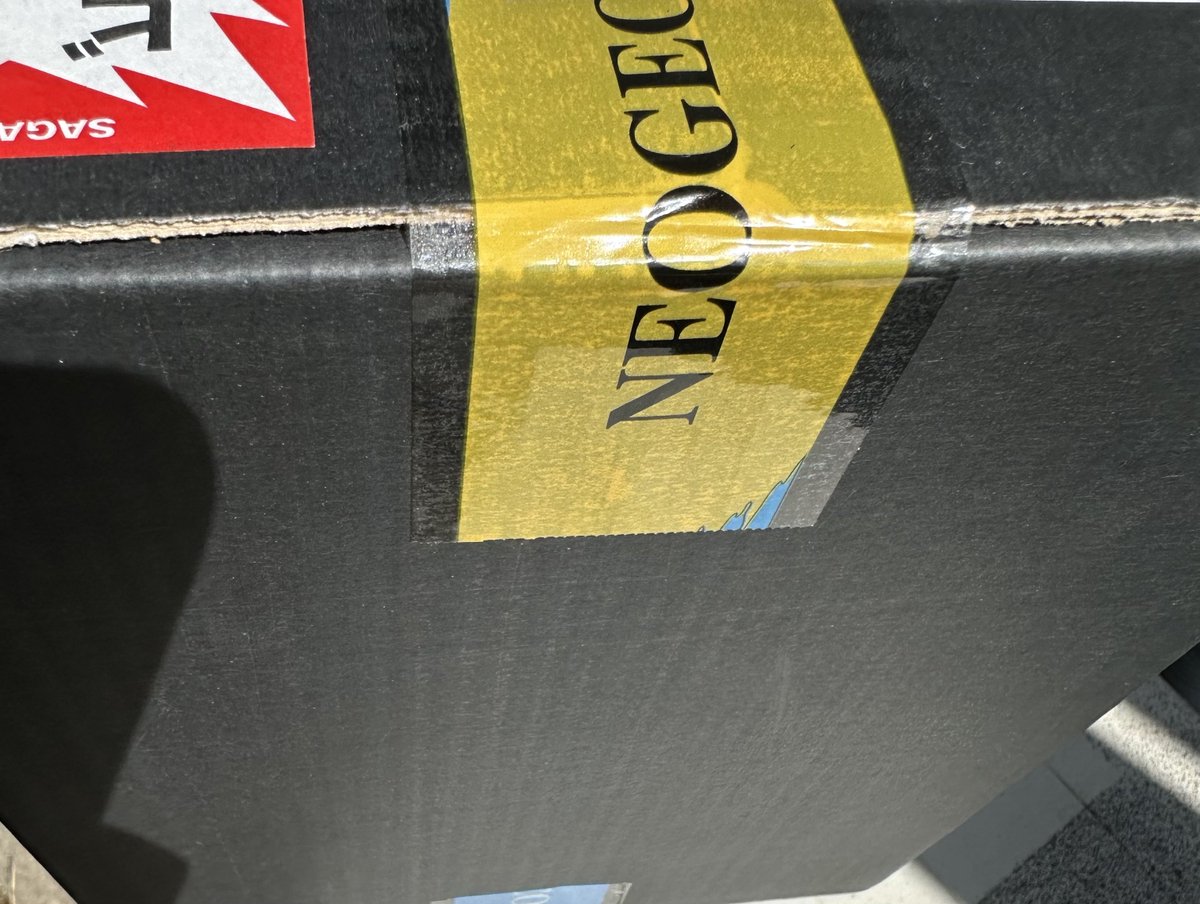 anryuu2012's tweet photo. SNKのストアから
ゲーム機が入ってそうな
箱が届く・・😳
いやテープまでネオジオとか入った気合いの入りよう・・一体何が入ってるんだ！？

まあ、醤油なんですけどね🙄
つーわけで
ギースの醤油 到着！ https://t.co/UyxPEz1d6H