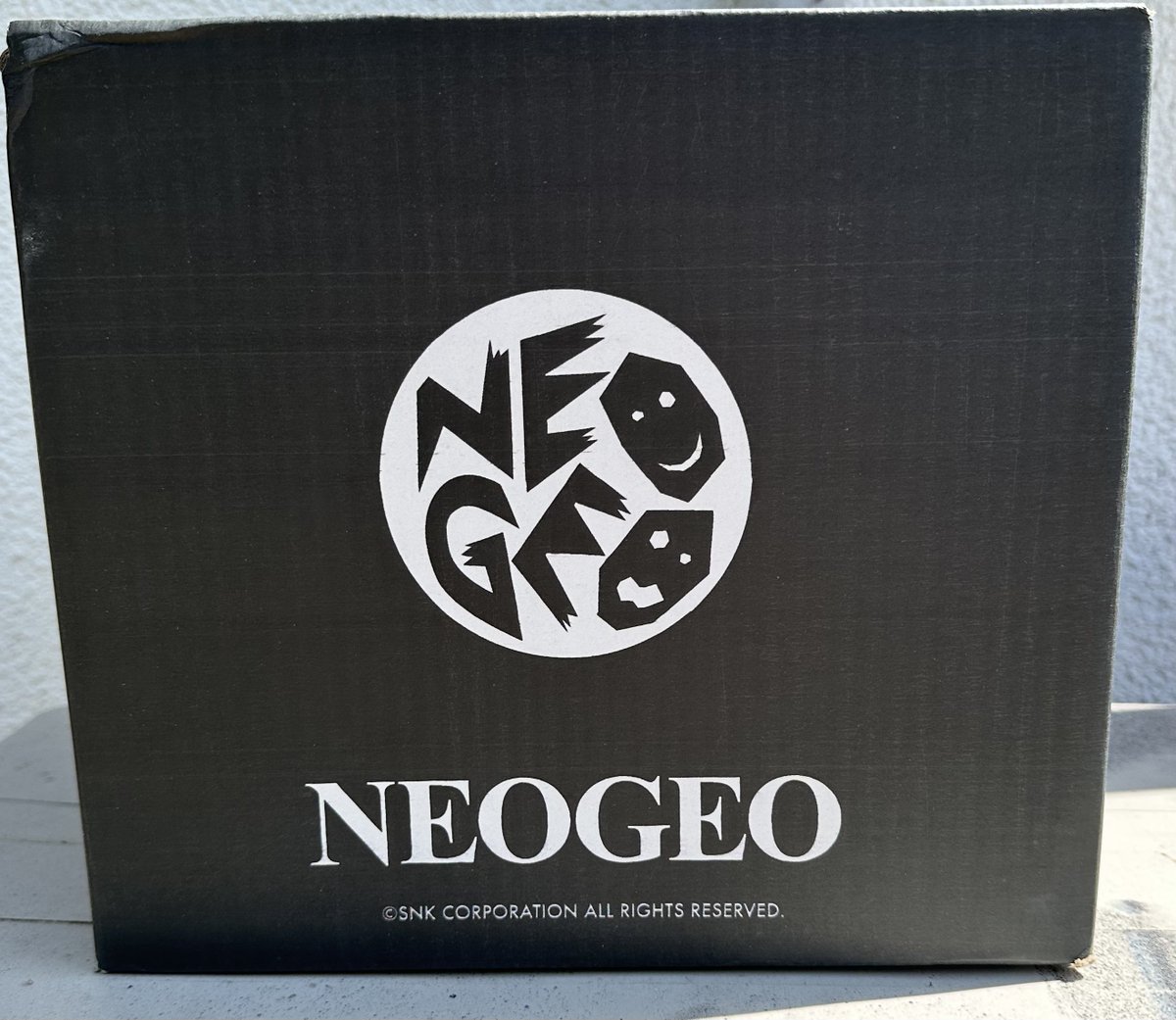 anryuu2012's tweet photo. SNKのストアから
ゲーム機が入ってそうな
箱が届く・・😳
いやテープまでネオジオとか入った気合いの入りよう・・一体何が入ってるんだ！？

まあ、醤油なんですけどね🙄
つーわけで
ギースの醤油 到着！ https://t.co/UyxPEz1d6H