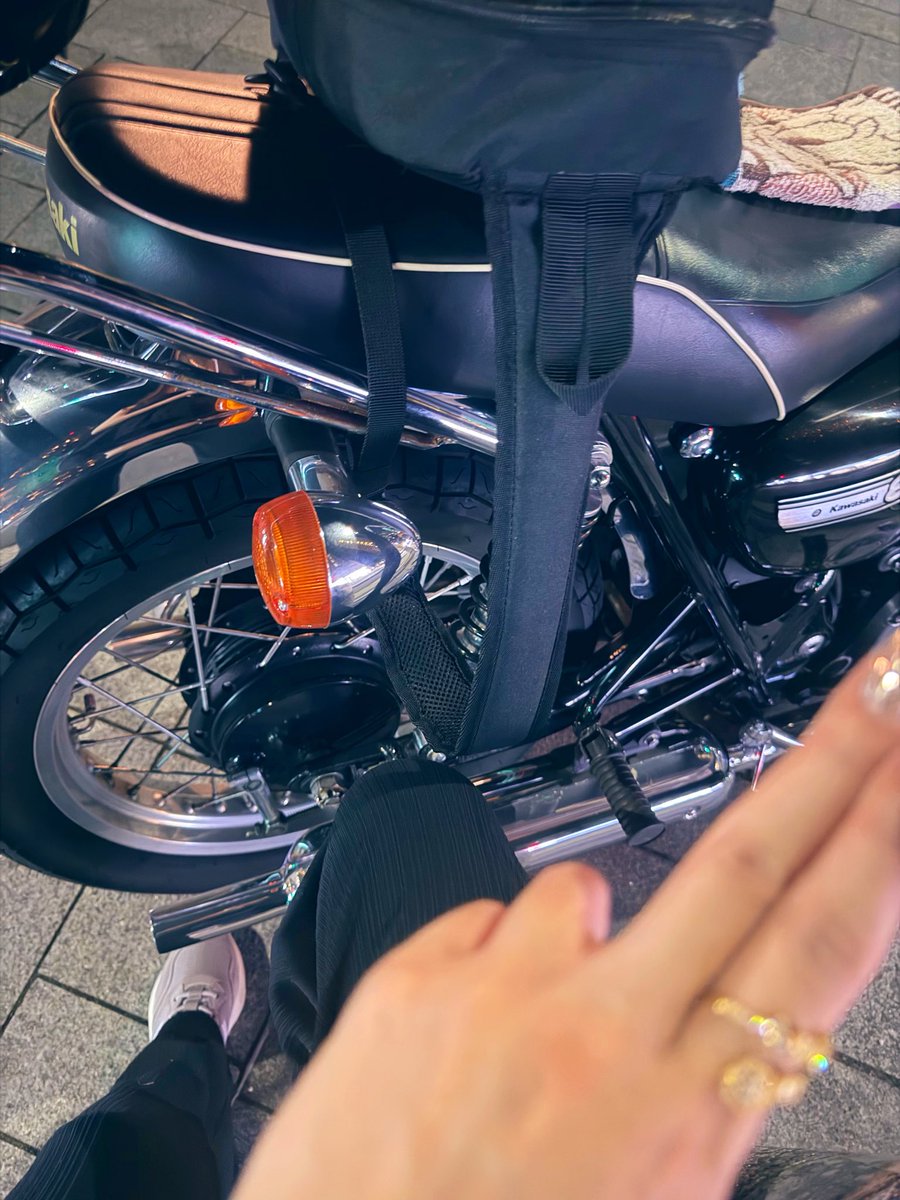 01310315's tweet photo. 夜バイク超いい〜😇日光好きそうな顔してんのに日光まじダメで草🤗荒地の魔女化する🪾バイク出してもらうとき進撃の巨人の走り方してくる変な人いて鳥肌ア！ https://t.co/9TMv5vNzvV
