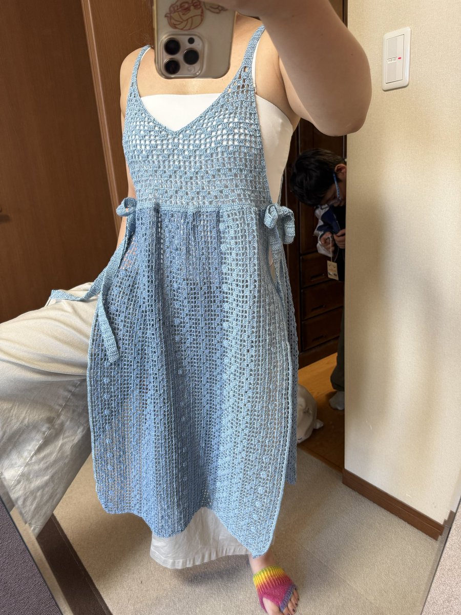 amicororin's tweet photo. 編めましたわ！
毛糸だまvol.210夏号84pのカラフルサマーエプロンワンピース
デザイン/ blanco様
使用糸/ リッチモア ソワドエクラ
              ダイヤコスタブリエ
思ったより根気が求められる作品でした凄い達成感です👏👏👏楽しかった！！
着画は映りたいBOYにことごとく邪魔されました。 https://t.co/vLKurKPZIK