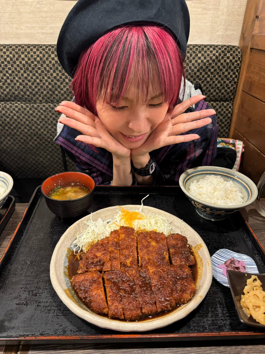 LiSA_OLiVE's tweet photo. #LiSA_LACEUP 7年ぶりのサイン会ファイナルは名古屋でしたっ🐟楽しすぎた😂

あなたの物語りのどこかの場面と縫い合わせながらたどり着いた #LiSA15th 
本当に本当に嬉しいんだよ！
本当にありがとう。

さて、#LiSA_ASiATOUR2026 ついに来週韓国でファイナルです。そのあとはヨーロッパツアー、そして日本のアナタの街でのデート(LiVE)！しっかり踏み鳴らして駆け抜けます！
よろしくお願いします♡

See you again Nagoya🐟🪡
--------------------------------🪡
全国ホールツアー
LiVE is Smile Always～LACE UP～
--------------------------------

イープラスプレオーダー受付中‼︎
https://t.co/HCF6HE8L4C 
🎫受付期間
2026/7/17(金)12:00〜7/27(月)23:59

▶︎抽選結果・入金期間
7/31(金) 13:00～8/3(月)18:00

#LiSA15th
#LACEUP_TOUR