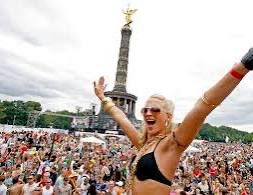 MaikSchmidie's tweet photo. Damals... Loveparade in Berlin... Eine Million Menschen... Feierten friedlich zusammen... Keine Absperrungen...
Keine Abgrenzung... Nix...nur Spaß und Freiheit... 

Heute?? Alles Kaputt Vervielfaltet. https://t.co/0xkS2thwgC