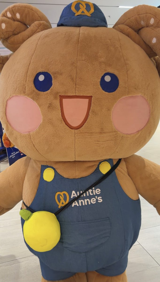 yaitalek's tweet photo. มาสคอตร้าน auntie anne's รู้จักอ้วมโม่ด้วยง่ะ ตี๋เล็กค่อนข้างเฟมัส ว่าแต่น้องเขาชื่ออะไรคะ น่ารักมาก 🥹
🥨 : พี่มาหาซังหรอ
🤏🏻 : ม่ายยย
🥨 : ซังไม่มา
🤏🏻 : วันนี้พี่มาหาจัมโม่
🥨 : มาหาจัมโม่ พ่อหนุ่มยากันยุง
🤏🏻 : ช่ายยย

#JUMMO #JuniorMark https://t.co/cmMLxHSLPo