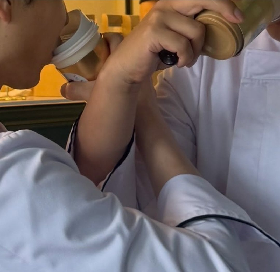 hush6036's tweet photo. 뭘.....뭘 어째야함
이제 멀 해야하는것임?
기사와 공주님?
옛날옛날에 탑에 갇힌 공주님을 구해낸 기사님이 마침내 결혼을 하시게 되어 합환주 교환하시는 장면입니다?
뭐 이런 그먼씹 연성??? https://t.co/ZXlRTM6KAC