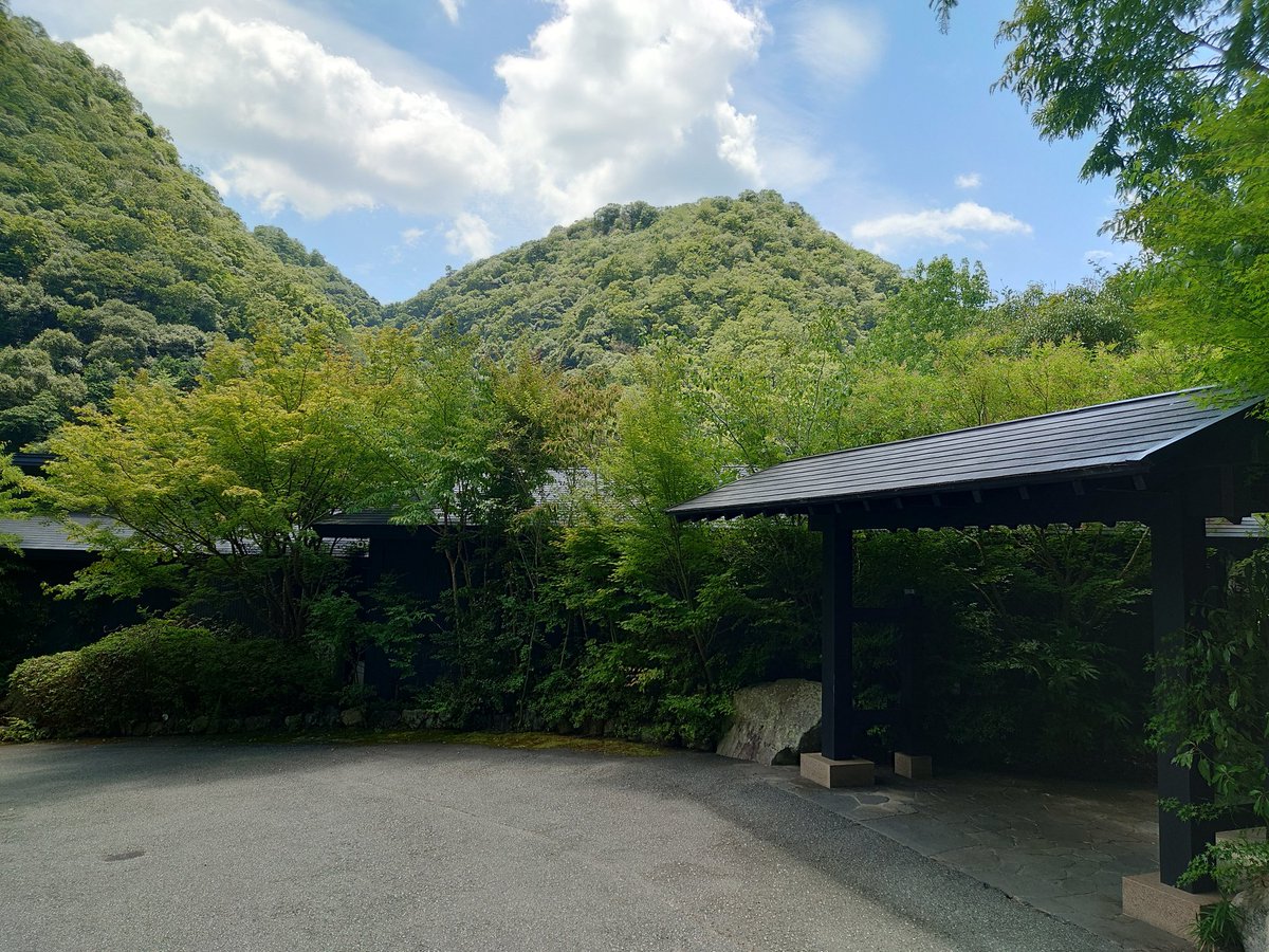 akala51's tweet photo. 日帰り宴会プランで大宴会。
びっくりするくらい良いお部屋。大阪から１時間もかからないのにこんな素敵な所があるなんて知らんかったわぁ。 https://t.co/pZVjJQRWug