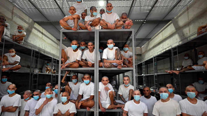 NickolasLiberal's tweet photo. Esto es "CECOT" (Centro de Confinamiento del Terrorismo) de El Salvador

Acá están todos aquellos a los que no les importaron los derechos ni las vidas de otras personas

Asesinos, Corruptos, Violadores, y más

NO EXISTE PRIVILEGIO PARA EL DELINCUENTE

Esto quiero para Uruguay 👇 https://t.co/5Lm78BdgJO