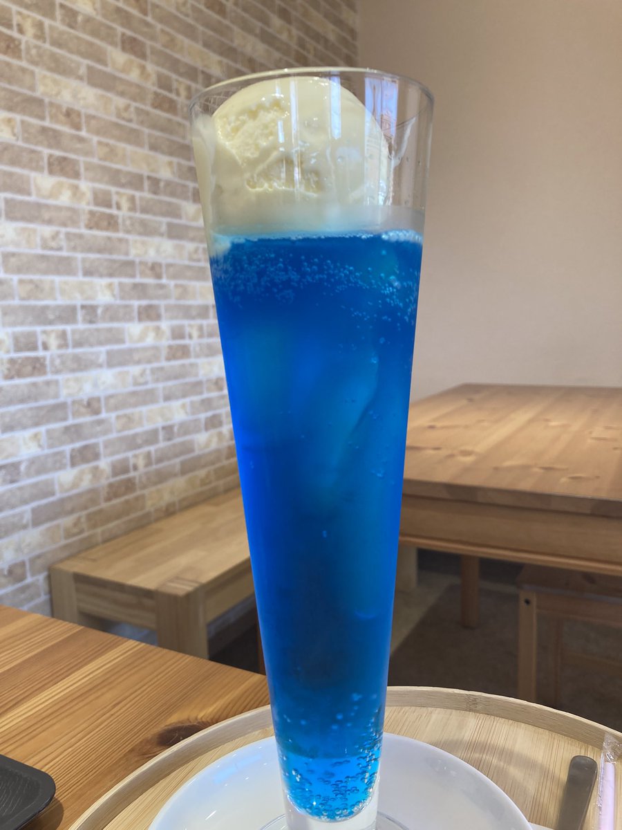 kyuliy03's tweet photo. 夏になったらクリームソーダが飲みたくなる。うまし！ https://t.co/tH3mUo5f4L