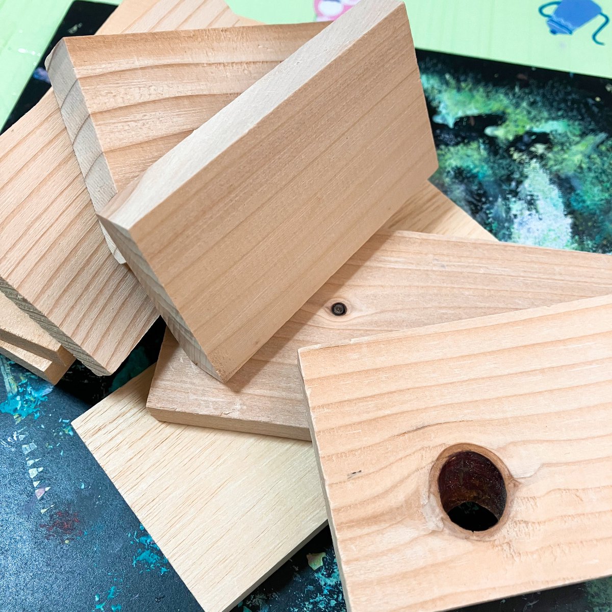 vanio_pastel's tweet photo. 子どもの工作用木片が売っていた。
なんだかワクワクしたので買って帰ってとりあえず何枚か塗ってみる。

何描こうかな〜╰(*´︶`*)╯

#夏休みの工作　←あれ？今はないのかな？ https://t.co/EU5OybmKWe