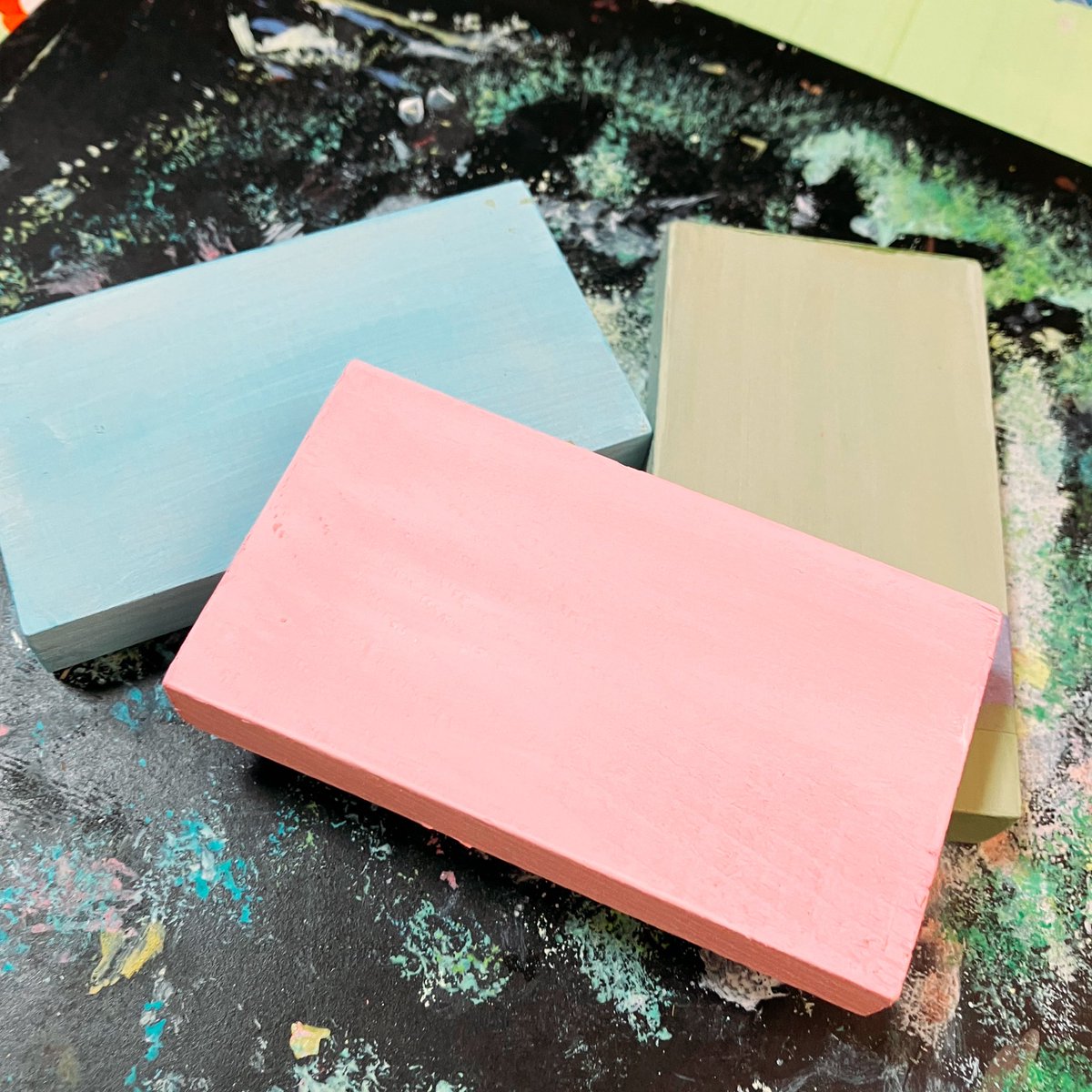 vanio_pastel's tweet photo. 子どもの工作用木片が売っていた。
なんだかワクワクしたので買って帰ってとりあえず何枚か塗ってみる。

何描こうかな〜╰(*´︶`*)╯

#夏休みの工作　←あれ？今はないのかな？ https://t.co/EU5OybmKWe
