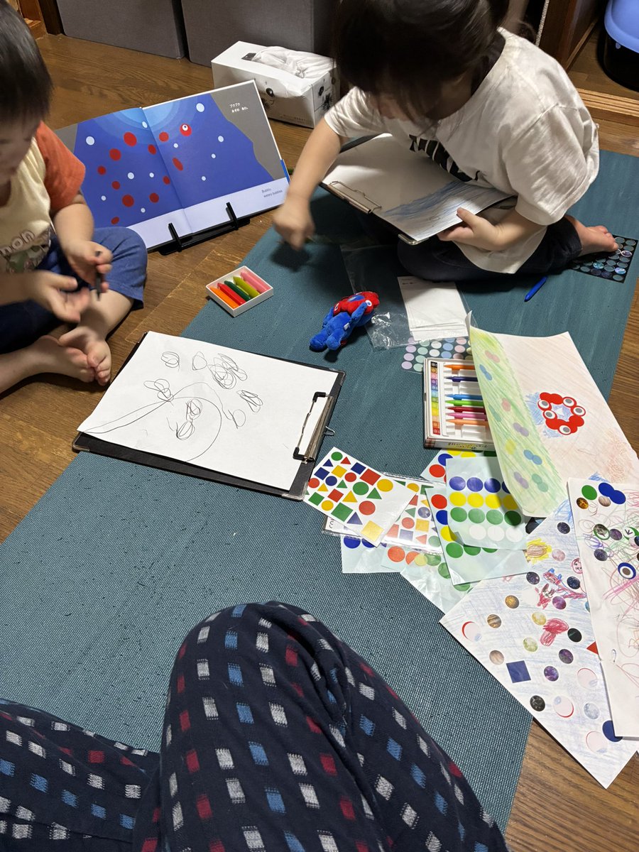 Boriborico's tweet photo. 姪っ子甥っ子とお留守番。
あと2時間時間がもつか。

ちなみに猫ズはそのまま逃げる💨 https://t.co/3ywaSko5Qo