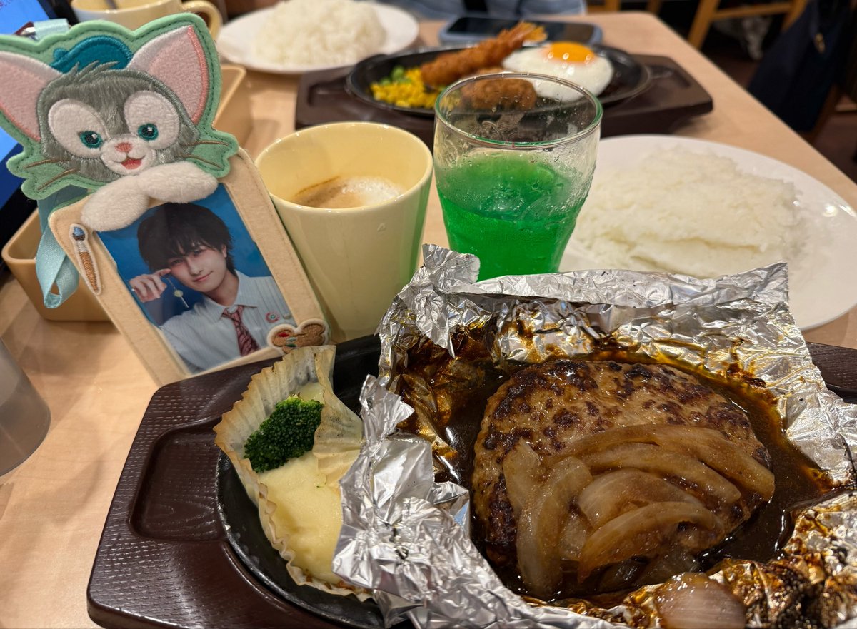 roseroseai29's tweet photo. 今日シリイベ1部で😻🍓参加。やっぱり推しを目の前にすると緊張するけど、明日誕生日はしっかり言って無理やりおめでとう言って貰った😂😂😂
CDは2枚だけ。mikaちゃんとそれぞれ推し引けて満足😁それにしても浴衣姿のバディちゃんみんな可愛くて素敵で眼福でした🥰ｽﾃｷｽﾃｷ✨ https://t.co/Y1QeTp7Yqm