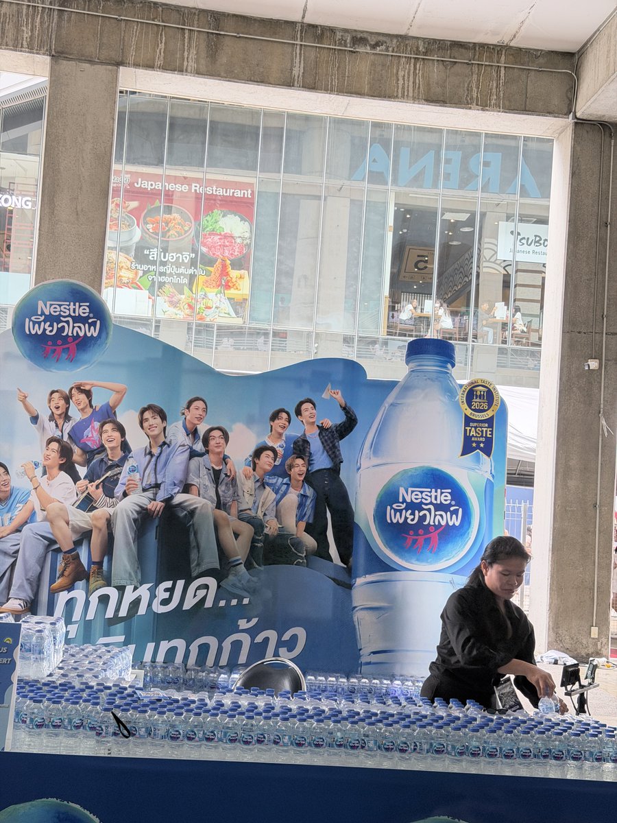 matchlattx's tweet photo. พี่เนสเล่แจกน้ำฟรีมารับกันได้น้าา

#NestlePureLifexBUS https://t.co/FqnTEXc8j3