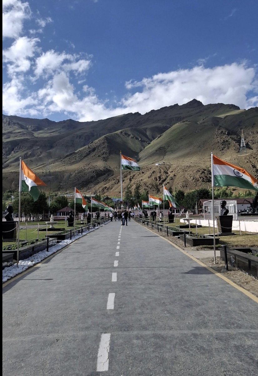 ask_arrpita's tweet photo. कारगिल की चोटियों पर लहराता तिरंगा हमें याद दिलाता है कि आज़ादी की कीमत वीरों के बलिदान से चुकाई जाती है।

कारगिल विजय दिवस पर सभी अमर शहीदों को विनम्र श्रद्धांजलि।
जय हिंद! 🇮🇳
#KargilVijayDiwas #KargilDiwas https://t.co/rOVdt0aGIn