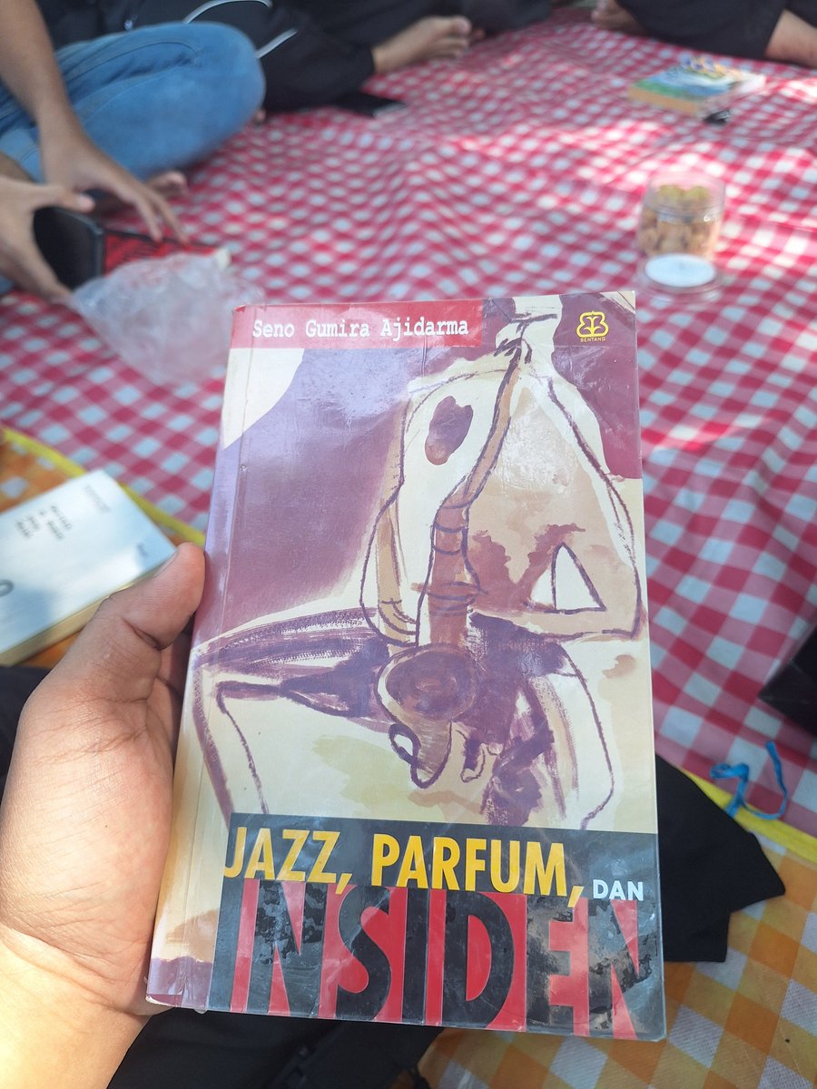 ootisaw's tweet photo. Anak SMA itu menepati janjinya, bukuku dikembalikan, dan aku dipinjami ini. Haha https://t.co/2aR6p8CR00