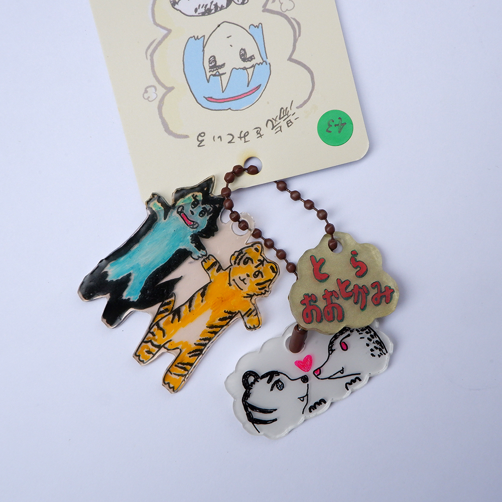 cikolatashop's tweet photo. 岩田駿一さんのポップアップは本日まで。
オンラインショップにも、岩田さんの世界が楽しめるプラバンキーホルダー載せています。ぜひぜひ。 https://t.co/khXkyEHNlq