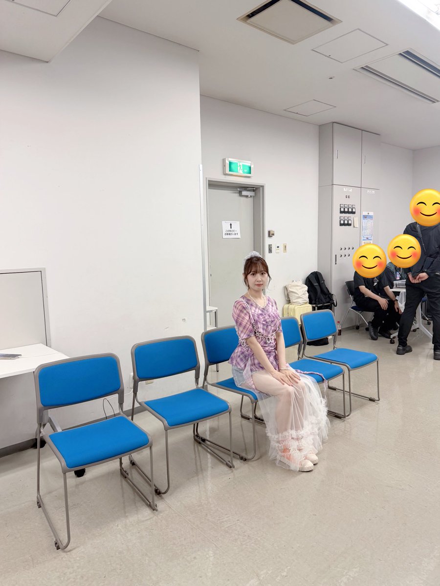 akane29_o8o's tweet photo. 大所帯グループにいた私なので
複数人グループの多い中のフェスで

椅子が沢山用意された
待機場所に1人はシュールで
ちょっと寂しかった☺️☝️笑

#RIF
#RIF2026 https://t.co/JJHL6gEDuZ