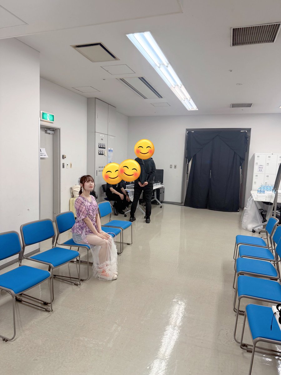 akane29_o8o's tweet photo. 大所帯グループにいた私なので
複数人グループの多い中のフェスで

椅子が沢山用意された
待機場所に1人はシュールで
ちょっと寂しかった☺️☝️笑

#RIF
#RIF2026 https://t.co/JJHL6gEDuZ