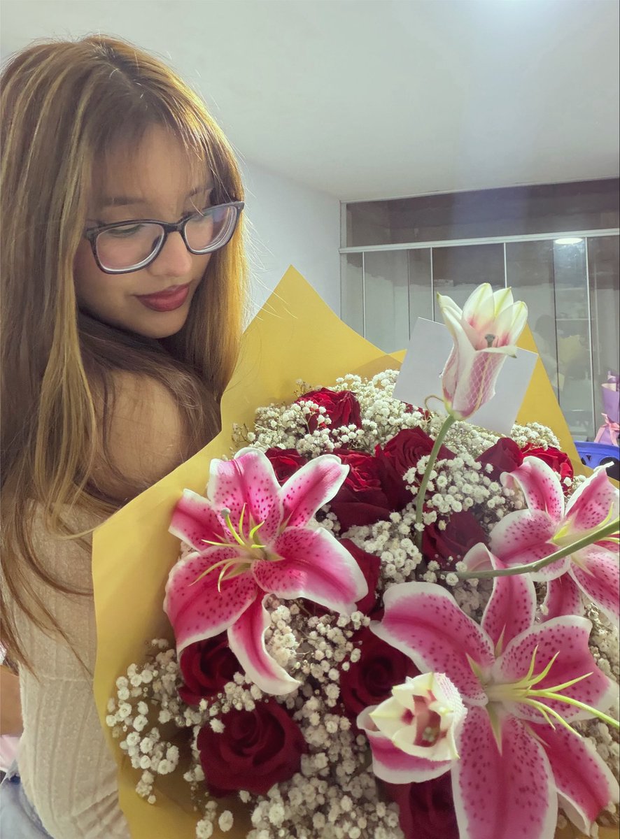 _itsannav_'s tweet photo. flores de chava💗 https://t.co/lDEBbnPzj8
