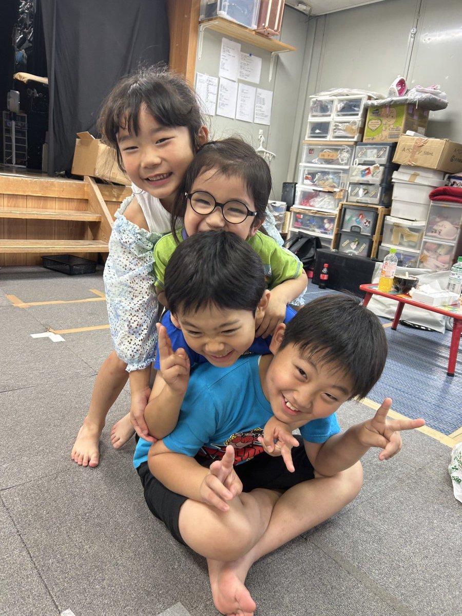 Ayu1002sk's tweet photo. 十条の篠原演芸場にて8月9日昼夜私のみ、29日に子供と一緒に出演させて頂くことになりました。席お取りしますのでお時間ありましたら連絡ください✨️
29日は夢葉も一緒に共演です🥹楽しみ♡
子供たちも頑張りますのでよろしくお願いします🙇‍♀️ https://t.co/J60S3vTjes