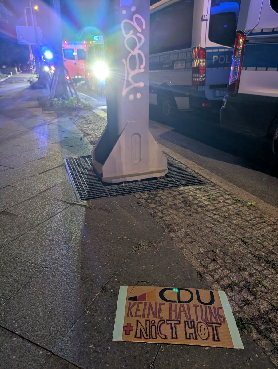 jreichelt's tweet photo. Am Ort des islamistischen Terroranschlags bleibt ein Demo-Schild zurück, das auf tragische Weise zeigt, wie sehr dieses links-ideologisierte Land bei der Bedrohungslage in die völlig falsche Richtung blickt. https://t.co/3SZZ7X48Dp