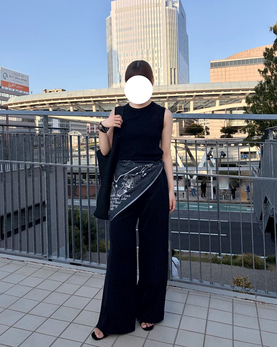 cmtm002's tweet photo. 暑すぎる毎日
1年越しにgetしたスカーフと美味しかったご飯🍝🖤

tops.pants.scarf / deuxieme classe
bag / naghedi https://t.co/XYfdAIGgg6