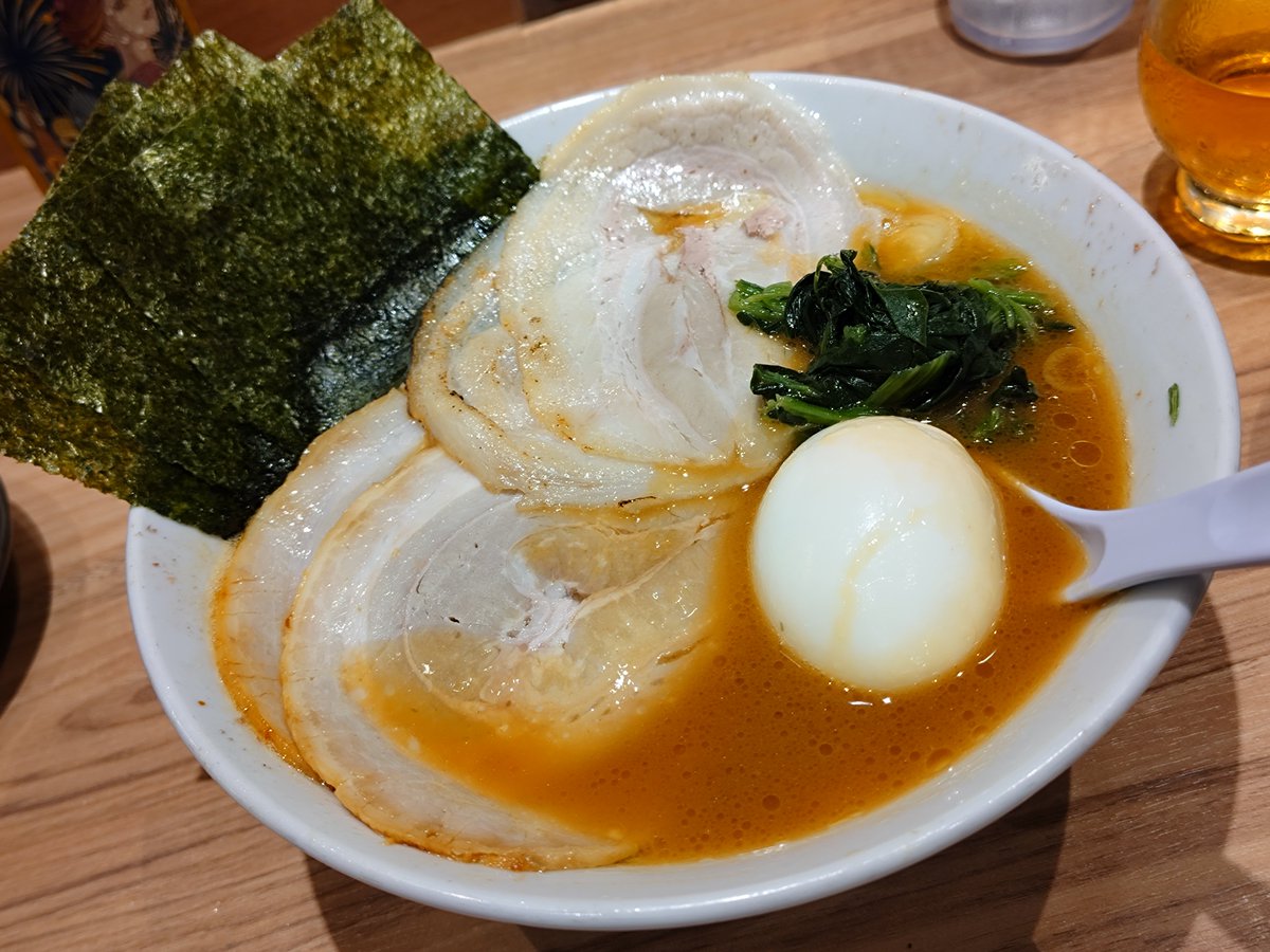 silversoul357's tweet photo. 武蔵家離れ
・豚バラチャーシュー2種盛り限定ラーメン+塩味玉
鶏ガラ2倍の濃厚サラっとスープは離れらしいキレのある醤油、と思いきやマイルドなコクと旨味
親鶏鶏油の仕業だな
チャーシューは炙って香ばしジューシー
プルンと味玉も絶品
んまい
これからも頑張ってくださいわかなさん(ΦωΦ) https://t.co/KF6zTg9ra9