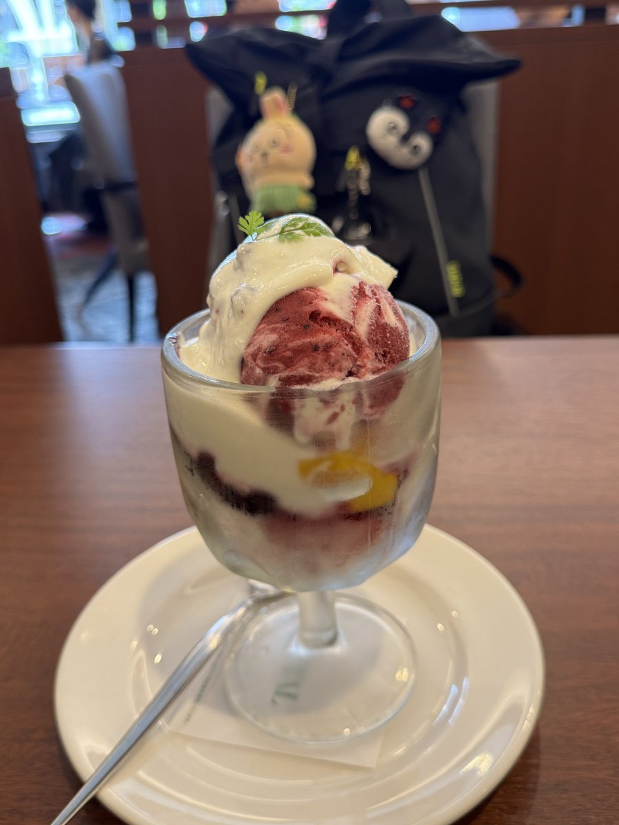 junjitakkyu's tweet photo. ふぁん卓のＰ４まで時間があるので、大塚にきたら毎度恒例のロイホへ。

ヨーグルトジャーマニーを食べる。
ドリンクバーでたぷんたぷんに😅 https://t.co/6EMn6R9FGD