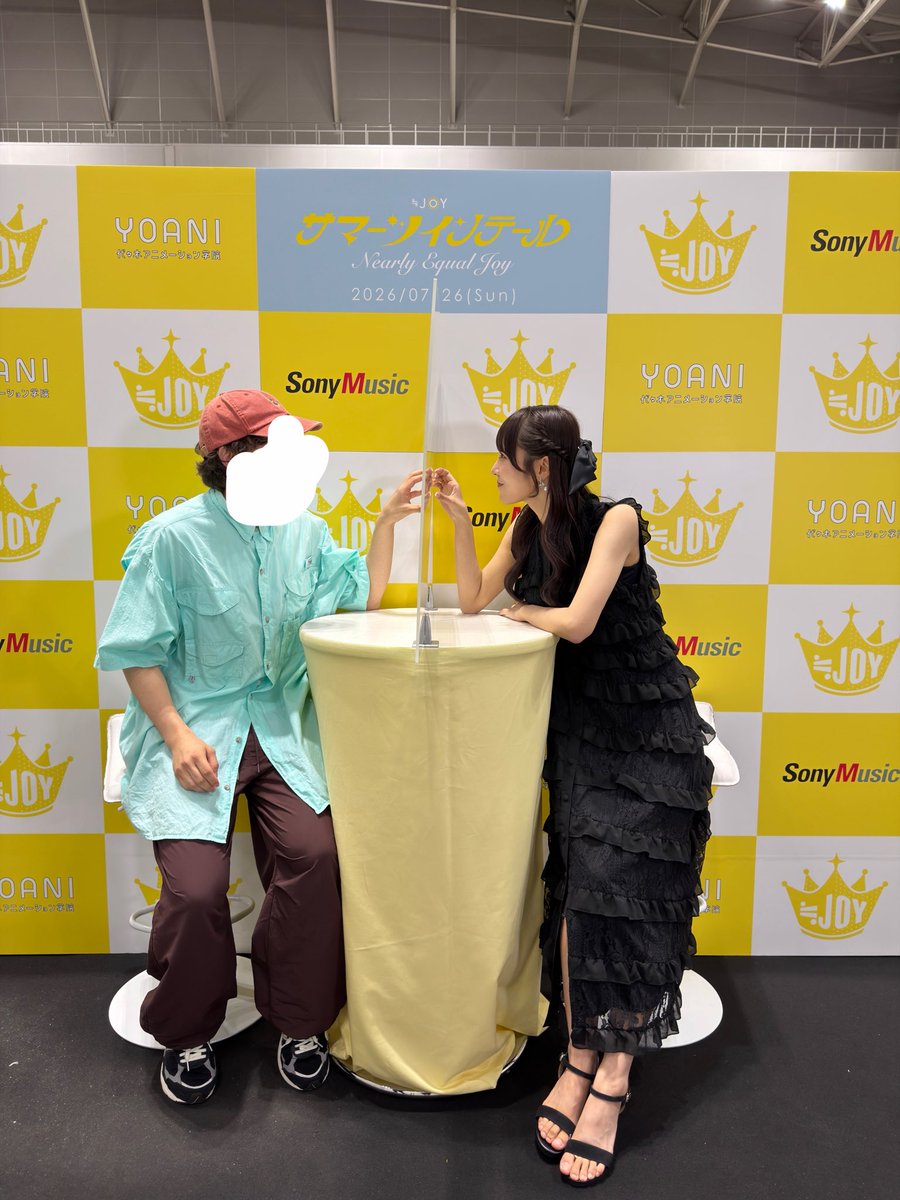oshimenhadare's tweet photo. 2部　逢田珠里依
時間なくて、前に入れてもらっておすすめのポーズ教えてくれたイケお兄さんたちありがとうございました！！！

おすすめしてもらったハートポーズ
全然できてない
俺はなにをしてるんだ。。。

初めてきたって言ったらずっと見つめくれて話し続けてくれて神でした。 https://t.co/DQvEXBmRT1