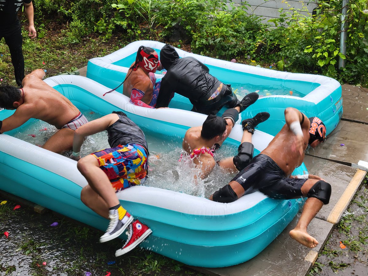 michipro_jp's tweet photo. 今年最初で最後のプールプロレスが終わりました。
無事なのかわかりませんが、
🍎が溺れなくてよかったです。
プールに投げ入れられたお客様、
風邪ひかないようにお気をつけて

#みちのくプロレス https://t.co/uLf5HoOGEj
