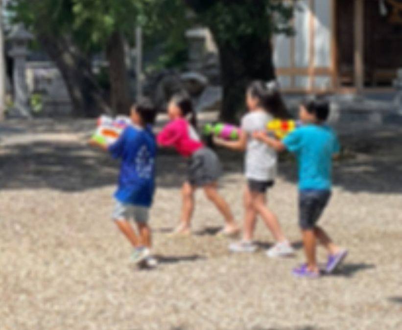 mirai_wa_Youth's tweet photo. 夏休みの課題「ポスター」を乗り越える企画「ポスター作りと水鉄砲」を開催！

苦行になりがちな課題も、午前は集中してポスターを描き、午後は全力で水鉄砲あそび！とメリハリをつけて楽しみました🔫💦

子ども達ひとり一人の作品、遊び方に向き合いながらスタッフも全力で取り組みました☺✨️ https://t.co/Po1GhRG3Vm