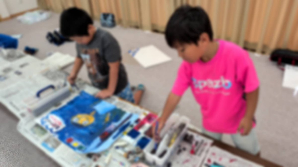 mirai_wa_Youth's tweet photo. 夏休みの課題「ポスター」を乗り越える企画「ポスター作りと水鉄砲」を開催！

苦行になりがちな課題も、午前は集中してポスターを描き、午後は全力で水鉄砲あそび！とメリハリをつけて楽しみました🔫💦

子ども達ひとり一人の作品、遊び方に向き合いながらスタッフも全力で取り組みました☺✨️ https://t.co/Po1GhRG3Vm
