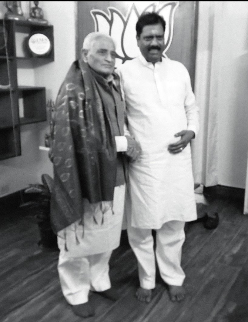 MenonArvindBJP's tweet photo. भारतीय जनता पार्टी के वरिष्ठ नेता, पूर्व संगठन मंत्री, पूर्व एमएलसी व हम सभी के मार्गदर्शक जयप्रकाश चतुर्वेदी जी के देवलोकगमन का समाचार हृदयविदारक है।

​सादगी, निष्ठा और राष्ट्रसेवा के पर्याय के रूप में उनका जीवन सदैव पथ-प्रदर्शन करेगा। प्रभु श्री राम दिवंगत आत्मा को अपने श्रीचरणों में स्थान व परिजनों को यह संबल प्रदान करें।

​ॐ शांति! 🙏