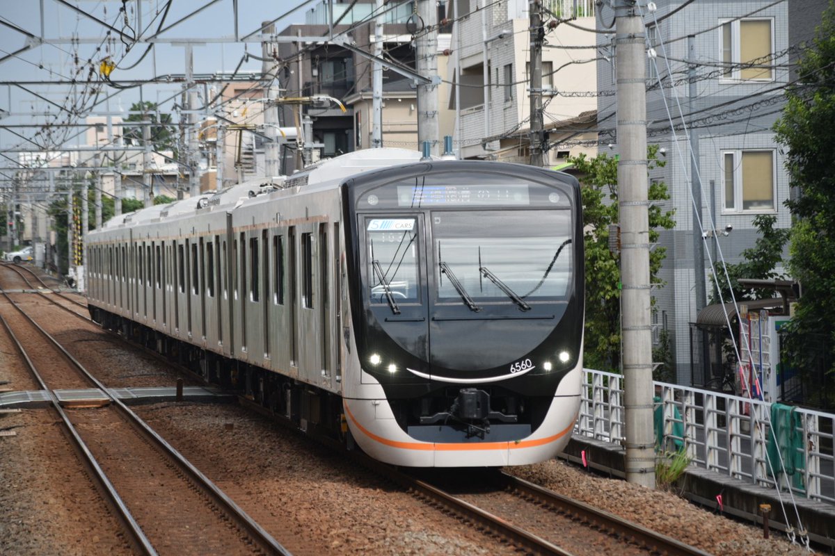 atlas1032's tweet photo. 15:18に尾山台駅上りホーム大井町方で撮った東急6160Fの各駅停車溝の口行です。この編成を撮ったのは初めてです。#東急電鉄 #大井町線 #東急大井町線 #6020系 #東急6020系 https://t.co/0ayomg0VRw